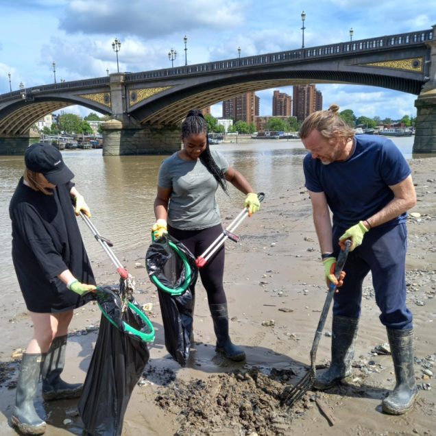Iabeers litter picking on the Thames